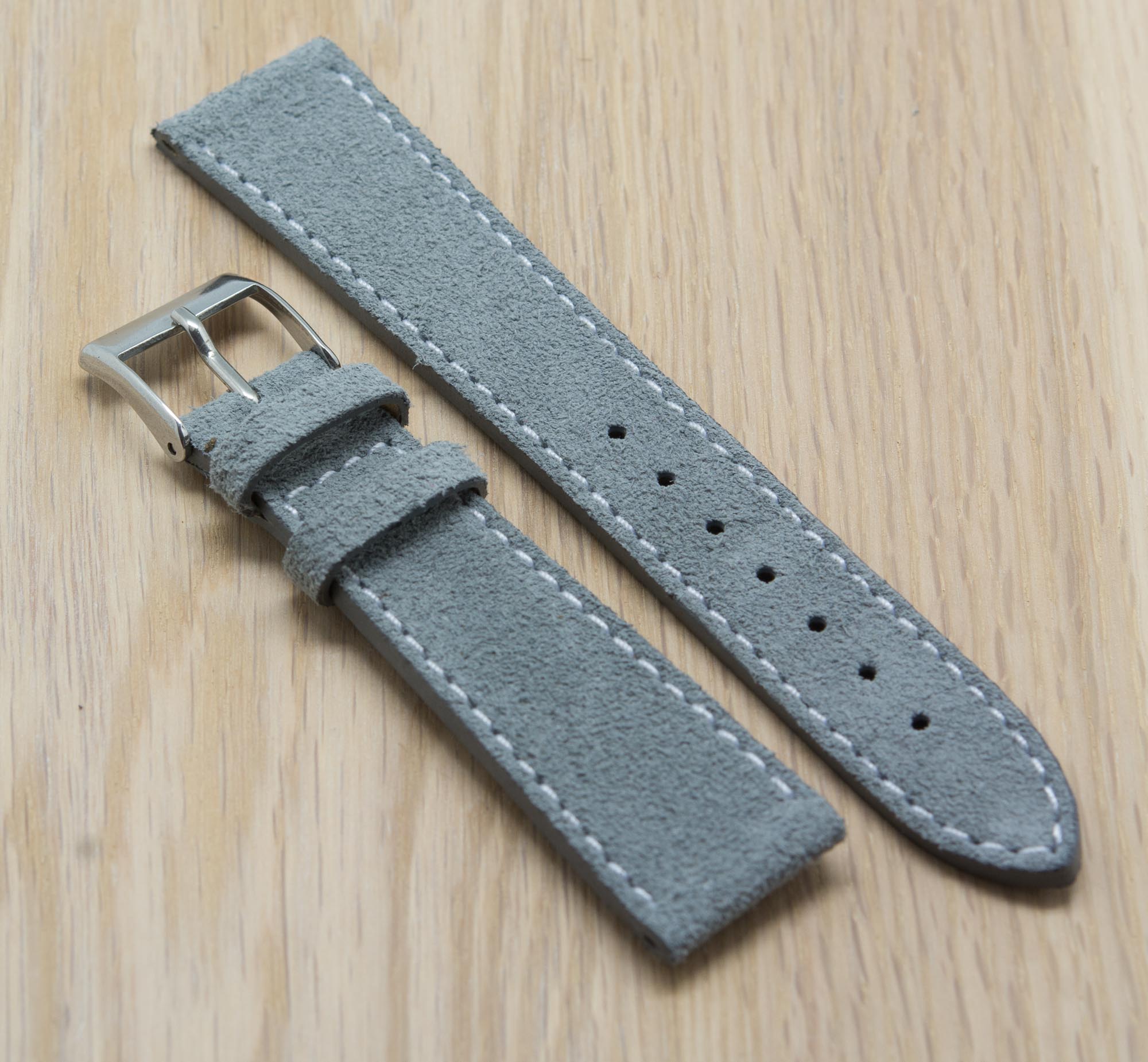 The strap is delivered with a stainless steel buckle. 
